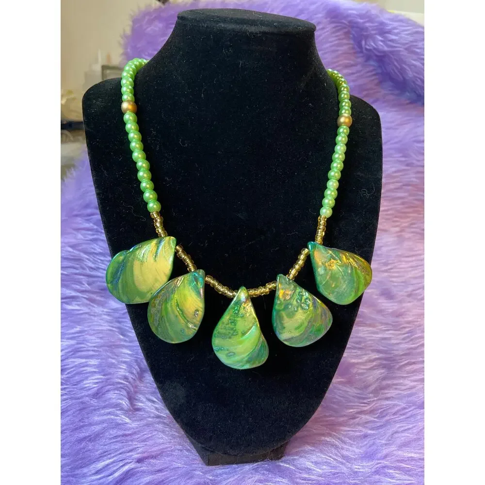 Green shell, faux pearl and gold toned necklace - Picture 2 of 5